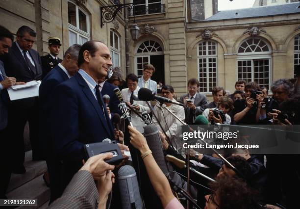 Conférence de presse de Jacques Chirac à Matignon, au sujet de l'affaire Rainbow Warrior et de la libération des faux époux Turenge, le 7 juillet...