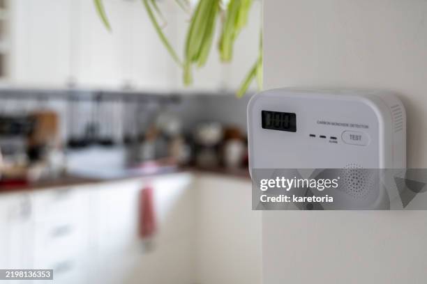 carbon monoxide detector placed on kitchen wall - monóxido de carbono imagens e fotografias de stock