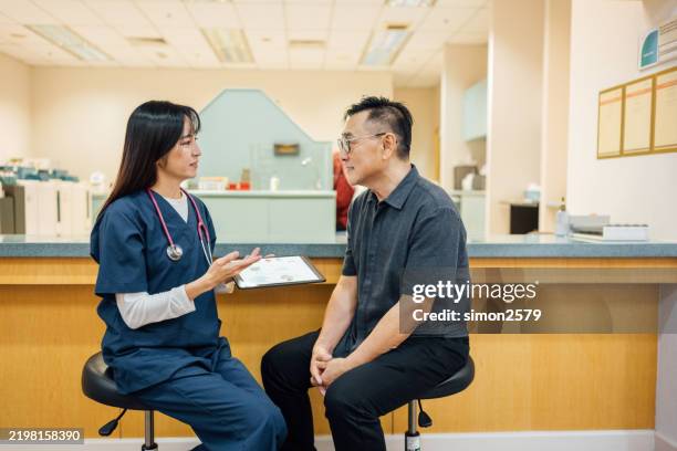 santé interactive : résultats d’examen par un médecin et un patient sur une tablette - blouse dexamen médical photos et images de collection