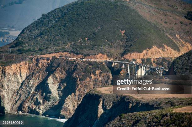 rock creek bridge at big sur coast - pacific-coast-ranges stockfoto's en -beelden