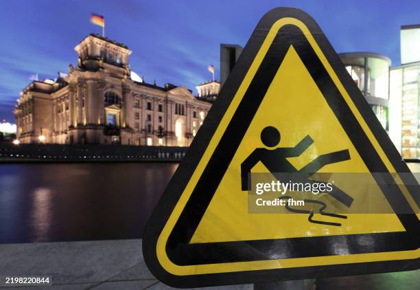 falling down in berlin's government district - glatteis stock-fotos und bilder