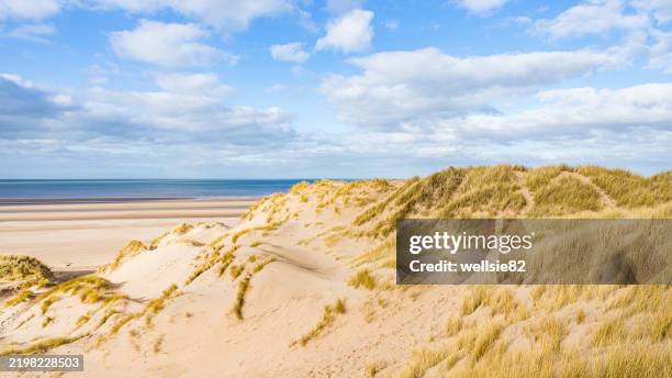 sand dunes meet the beach at formby - terrasse panoramique photos et images de collection