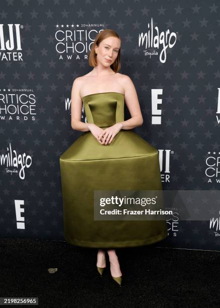 Hannah Einbinder attends the 30th Annual Critics Choice Awards at Barker Hangar on February 07, 2025 in Santa Monica, California.