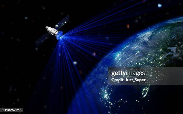 satellite nella stazione spaziale in orbita attorno alla terra - vista satellitare foto e immagini stock