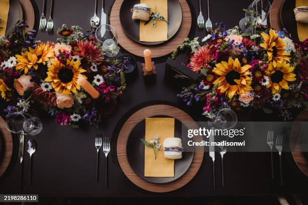 flores y centros de mesa en la mesa de recepción de bodas puesta para la cena - cubierto completo fotografías e imágenes de stock
