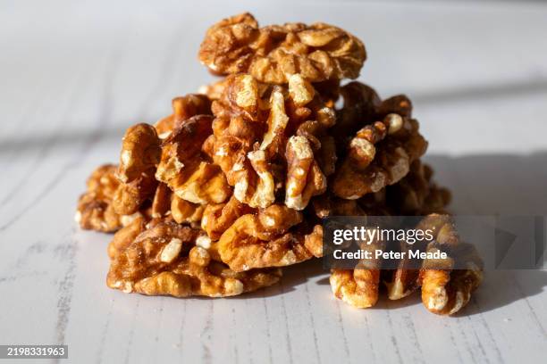 a small pile of walnuts - superfoods - nozes imagens e fotografias de stock