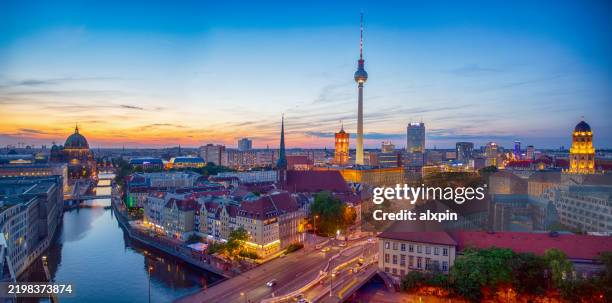 skyline di berlino al tramonto - berlino foto e immagini stock