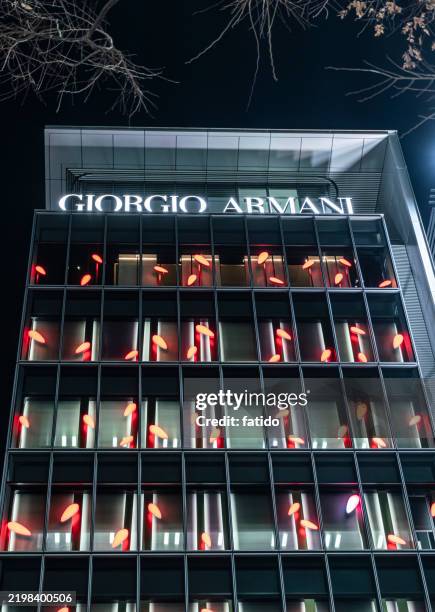 facade of large giorgio armani clothing store - designerkleding stockfoto's en -beelden