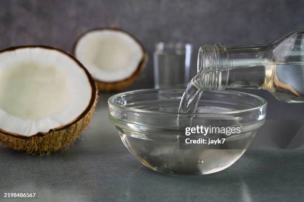 coconut oil - huile de coco photos et images de collection