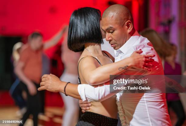 professional dance couple training in the evening - salsa imagens e fotografias de stock