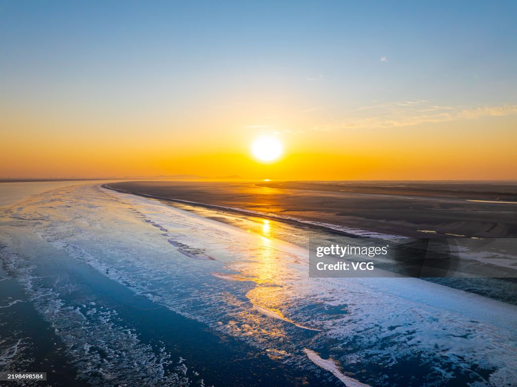 Tree-shaped Patterns Appear On Frozen Qiantang River