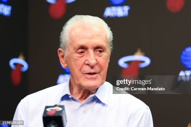 Pat Riley Color Commentator 2,040 Pat Riley Photos Stock Photos, High-Res Pictures, and Images ...