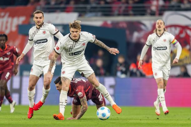 Eric Smith of St. Pauli 1910 in action during the Bundesliga match between RB Leipzig and FC St. Pauli 1910 at Red Bull Arena on February 09, 2025 in...