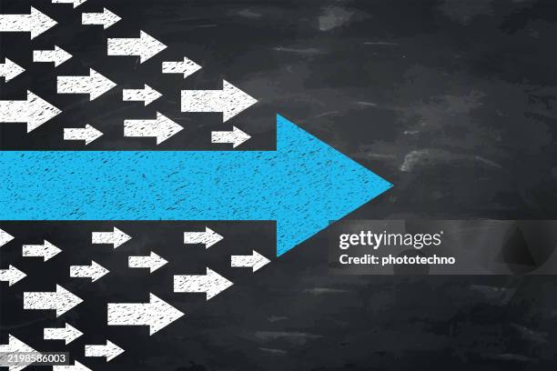 führungskonzepte mit pfeilen auf blackboad-hintergrund. - hinterherlaufen stock-grafiken, -clipart, -cartoons und -symbole