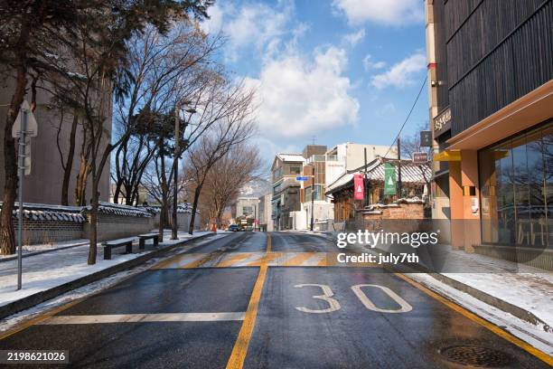 winter backstreet of seoul - bukchon hanok village snow stock pictures, royalty-free photos & images