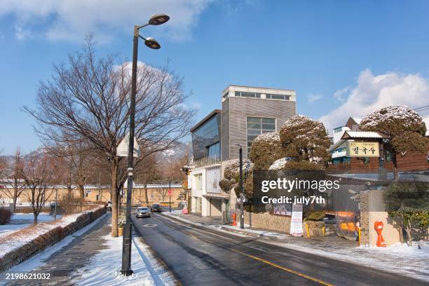 winter backstreet of seoul - bukchon hanok village snow stock pictures, royalty-free photos & images
