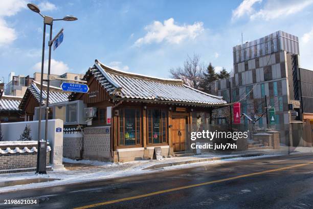 winter backstreet of seoul - bukchon hanok village snow stock pictures, royalty-free photos & images