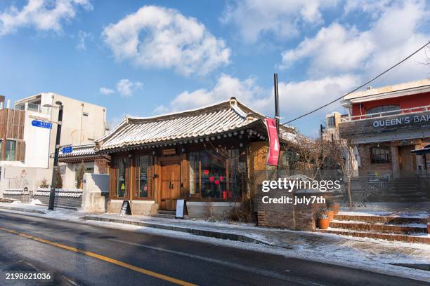 winter backstreet of seoul - bukchon hanok village snow stock pictures, royalty-free photos & images