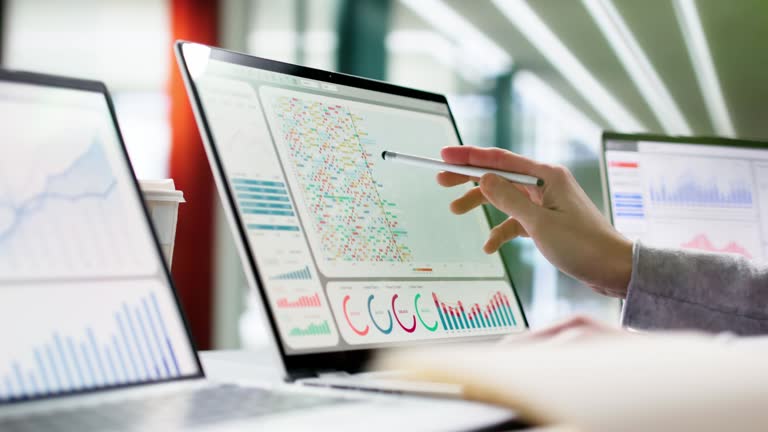 https://media.gettyimages.com/id/2198627246/video/data-analyst-using-data-analytics-kpi.jpg?b=1&s=640x640&k=20&c=VbbSUaHUCh4Mis7G1pRGS4txIoitjfjTHyJMuDt0hmU=