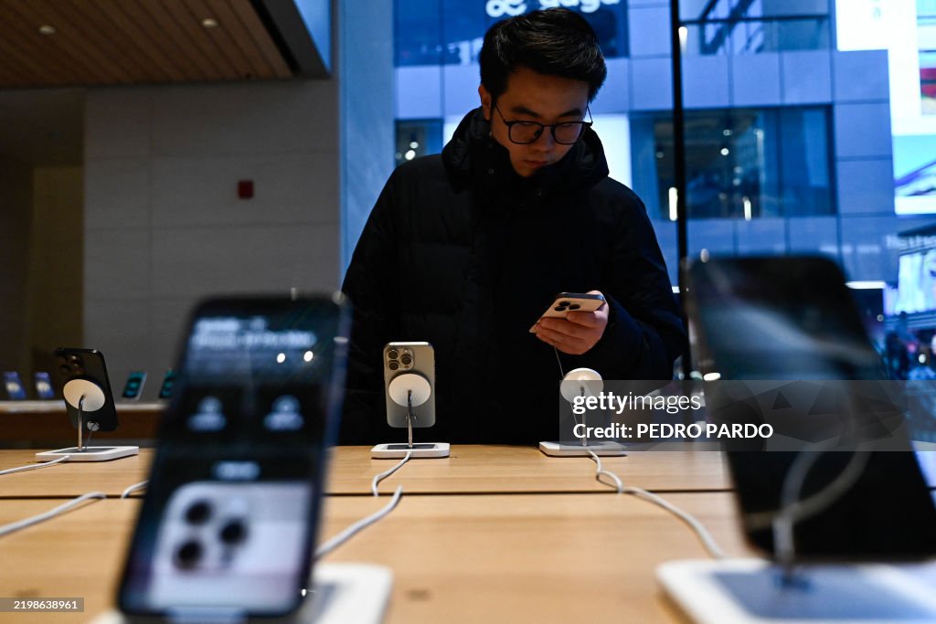 CHINA-ECONOMY-APPLE