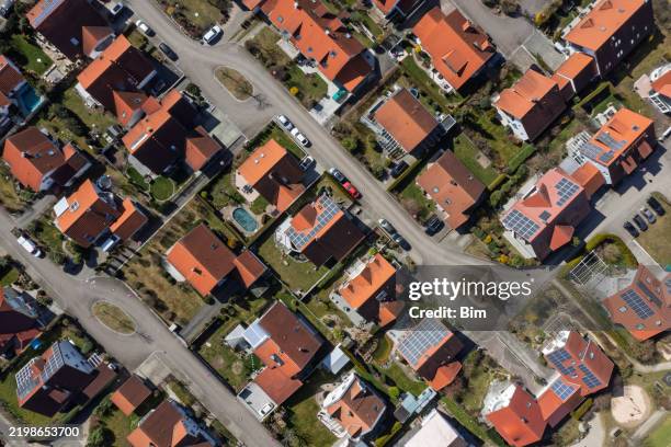 luftaufnahme einer wohngegend - vogelperspektive stock-fotos und bilder