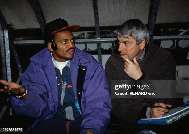Le commentateur sportif Charles Bietry avec le footballeur international français Bernard Lama, circa 1990.