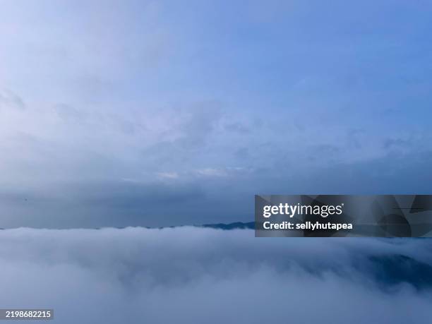 morning fog beneath a clear blue sky - leve imagens e fotografias de stock