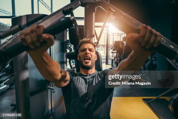 the grind – pushing through a challenging set - zwaar stockfoto's en -beelden