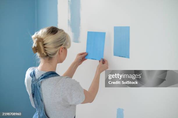 picking a paint colour - amostra de cor imagens e fotografias de stock