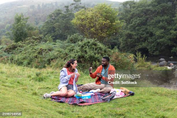 marito e moglie che si rilassano nella natura - i-love-you-frase-inglese foto e immagini stock