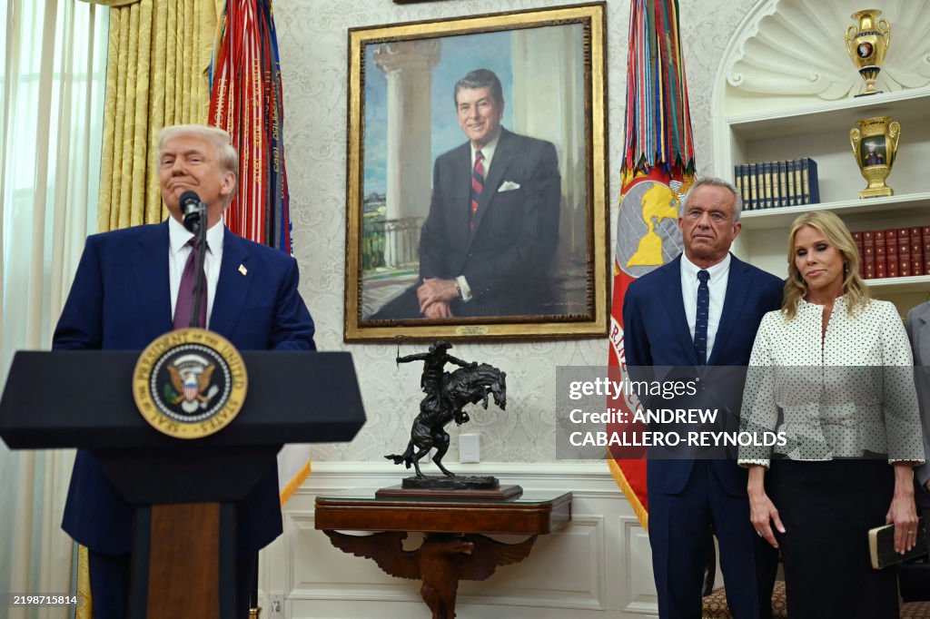 TOPSHOT-US-POLITICS-HEALTH-TRUMP-KENNEDY