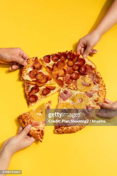pizza, food, guilty pleasure, pepperoni pizza, hawaiian pizza - hawaiian pizza stock pictures, royalty-free photos & images