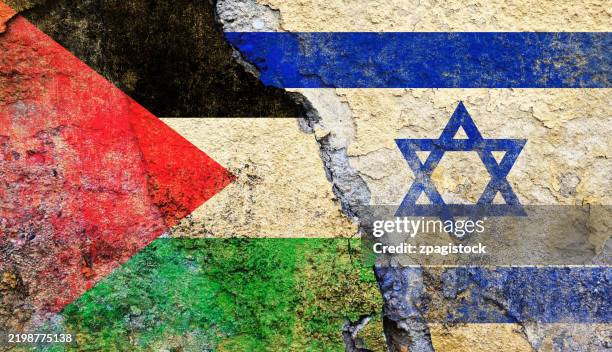 israeli-palestinian flags on cracked wall - israel plestine conflict: divided societies, contested territory - palestijnse vlag stockfoto's en -beelden