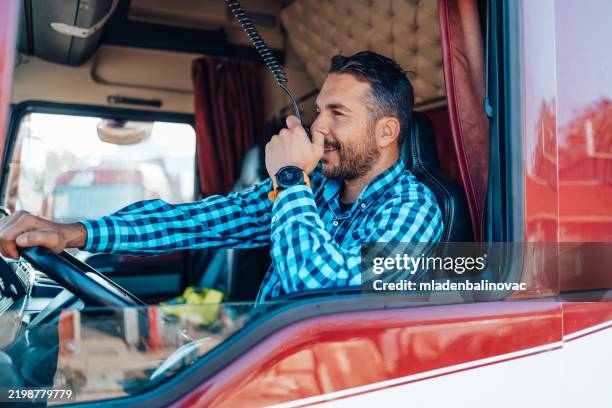 conductor de camión - walkie talkie fotografías e imágenes de stock