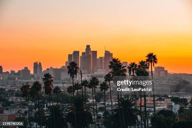 grattacieli del centro di los angeles al tramonto - los angeles foto e immagini stock