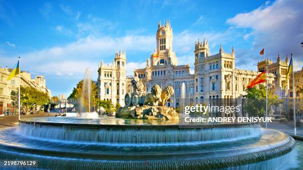plaza de cibeles. madrid - madrid stockfoto's en -beelden