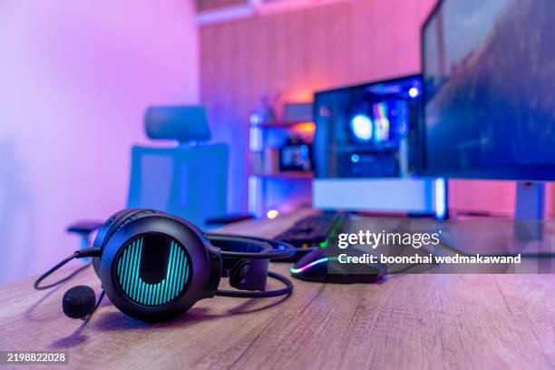 close-up of empty gaming streaming studio equipped during first person shooter online competition. professional setup with powerful computer, keyboard, monitor and mouse ready for online championship - videospel stockfoto's en -beelden
