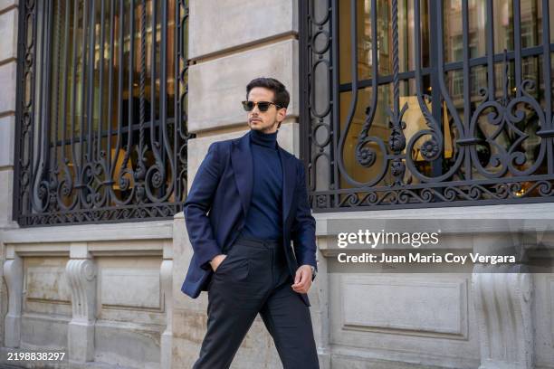 elegant businessman walking in madrid downtown district wearing sunglasses, madrid, europe, spain - alta sociedade imagens e fotografias de stock