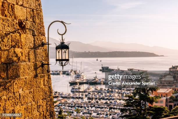 yachts and boats docked in port hercules, monaco - montecarlo fotografías e imágenes de stock