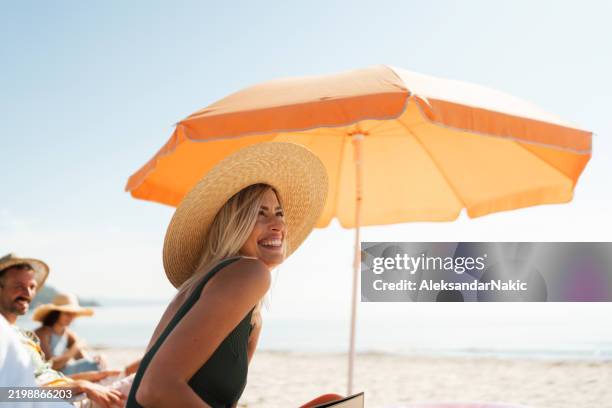 rilassandomi sulla spiaggia locale con i miei amici - abbronzarsi foto e immagini stock