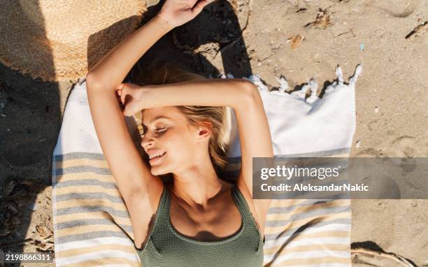 estate sulla spiaggia - abbronzarsi foto e immagini stock