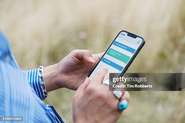 close up of woman using smart phone with screen - vida sencilla fotografías e imágenes de stock