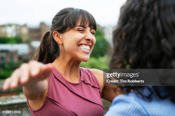 friends greeting each other, happy - bang palabra en inglés fotografías e imágenes de stock