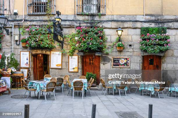 restaurante patio edificio de arquitectura antigua - terraza fotografías e imágenes de stock