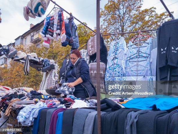 vibrant ambiance at a bustling food market in kyiv where vendors showcase local delicacies and colorful textiles - kiew stock-fotos und bilder