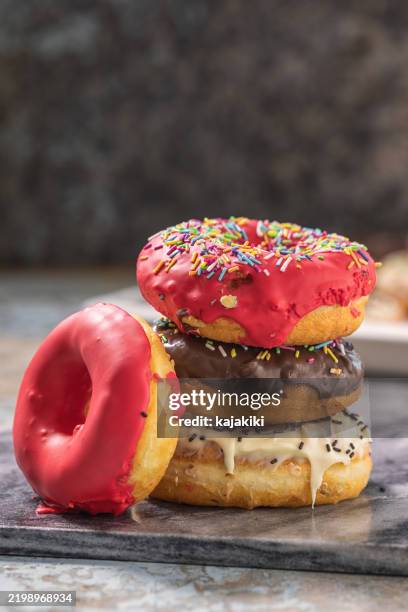 donuts caseros frescos - buñuelo en forma de rosca fotografías e imágenes de stock