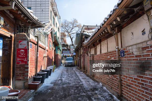 winter backstreet of seoul - bukchon hanok village snow stock pictures, royalty-free photos & images