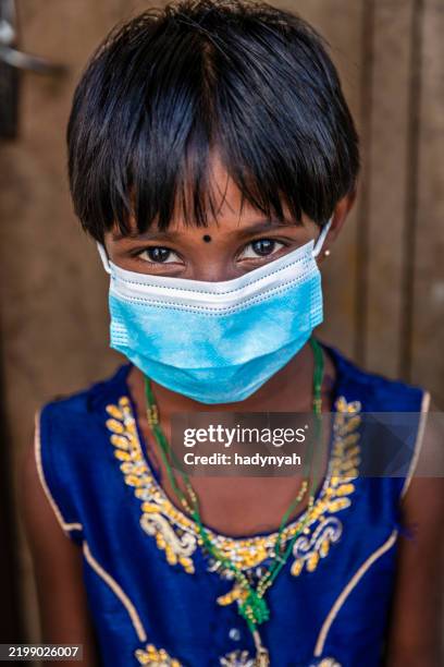 sri lankan young girl wearing face mask, nuwara eliya - bescherming tegen corona stockfoto's en -beelden