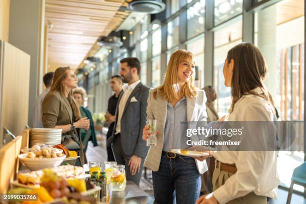 diverse businesspeople during break on seminar - mittagessen stock-fotos und bilder