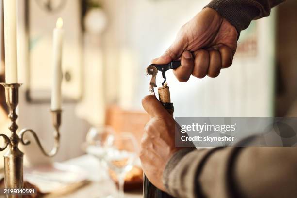 ¡vino tinto de apertura! - sacacorchos fotografías e imágenes de stock